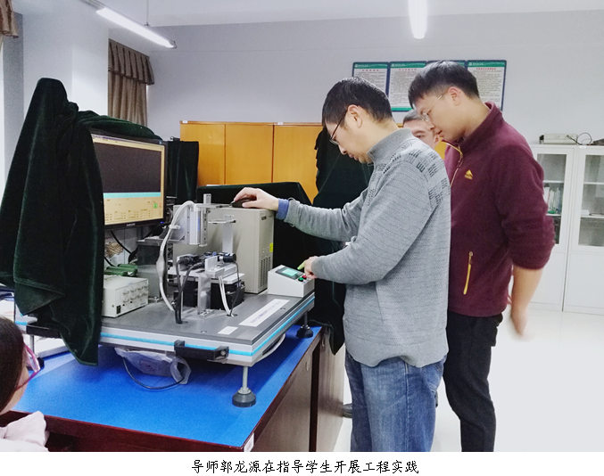 郭龙源老师指导员工工程实践.jpg 郭龙源老师指导员工工程实践.jpg
